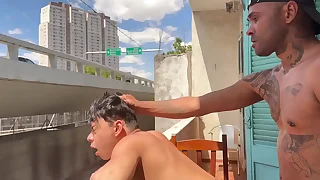 Eles estavam cheios de tes&atilde;o&comma; e nem ligaram para os pedestres passando e fudeream alucinadamente na sacada &period; O Maaxputokarioca deu uma farta leitadas na carinha do novinho que tomou todo leite&period;